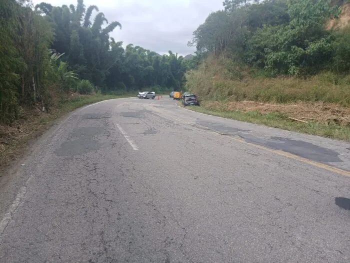 Caminhão perde freio na MG-353, bate em cinco carros e deixa feridos
