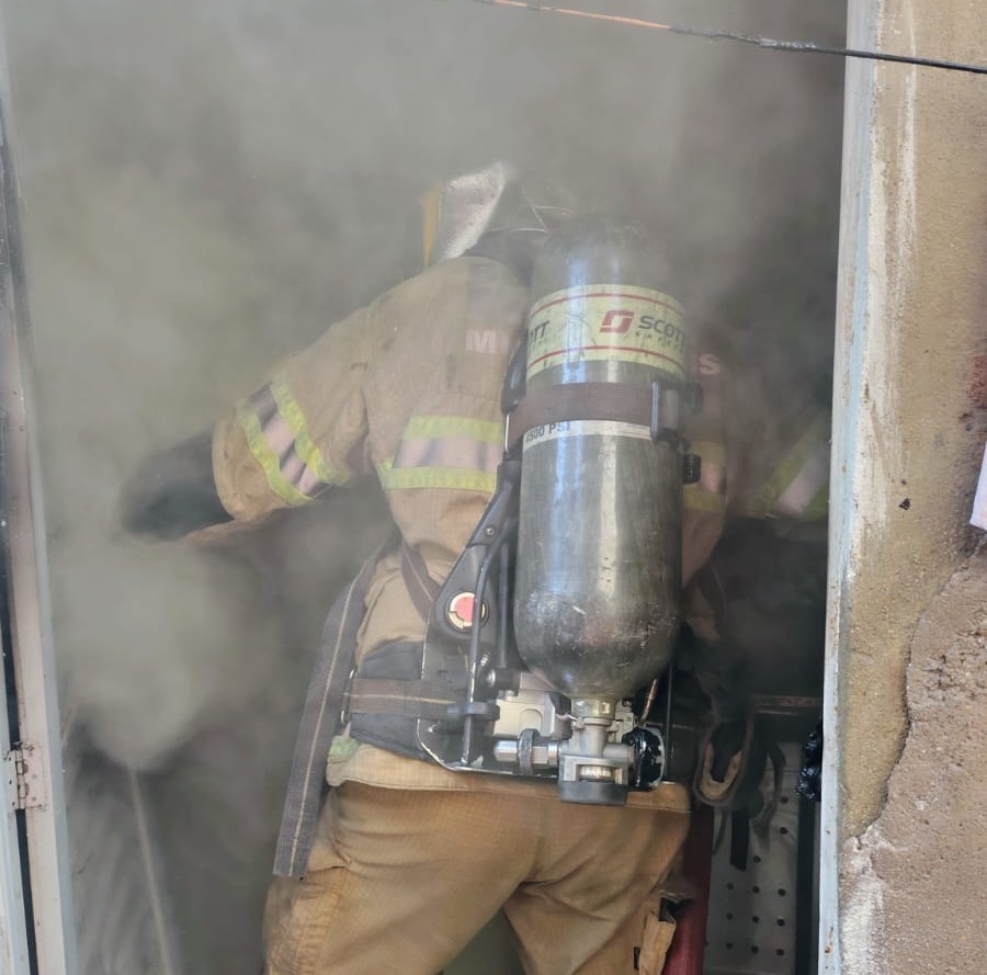 Corpo de Bombeiros combate incêndio em residência no bairro Progresso 2