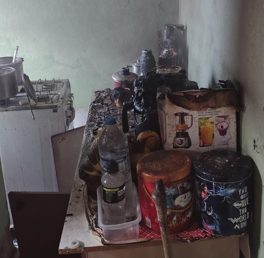 Corpo de Bombeiros combate incêndio em residência no bairro Progresso