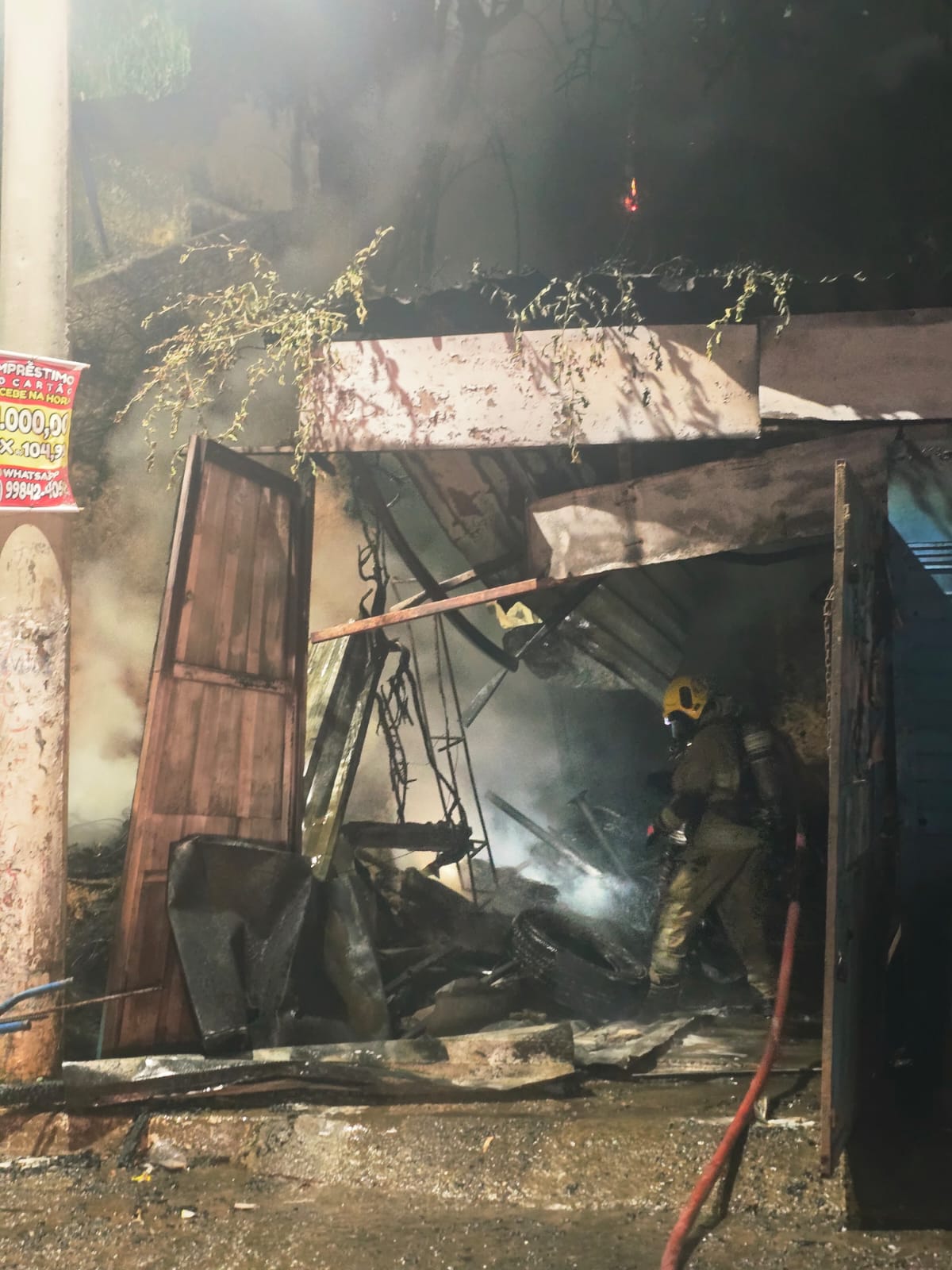 Incêndio atinge borracharia com cerca de 200 pneus no bairro Furtado de Menezes