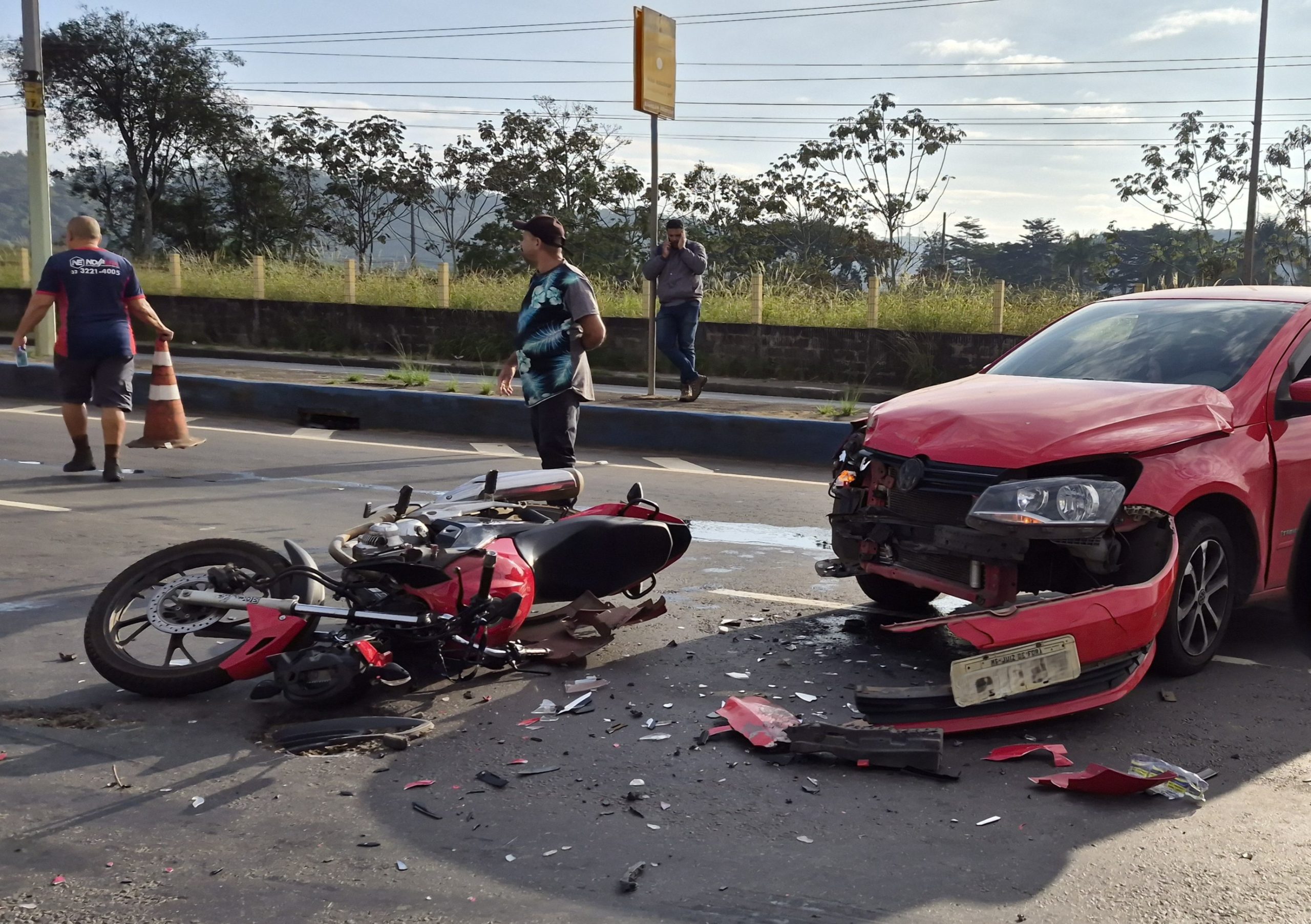 Motociclista fica ferido após acidente com carro na Avenida JK