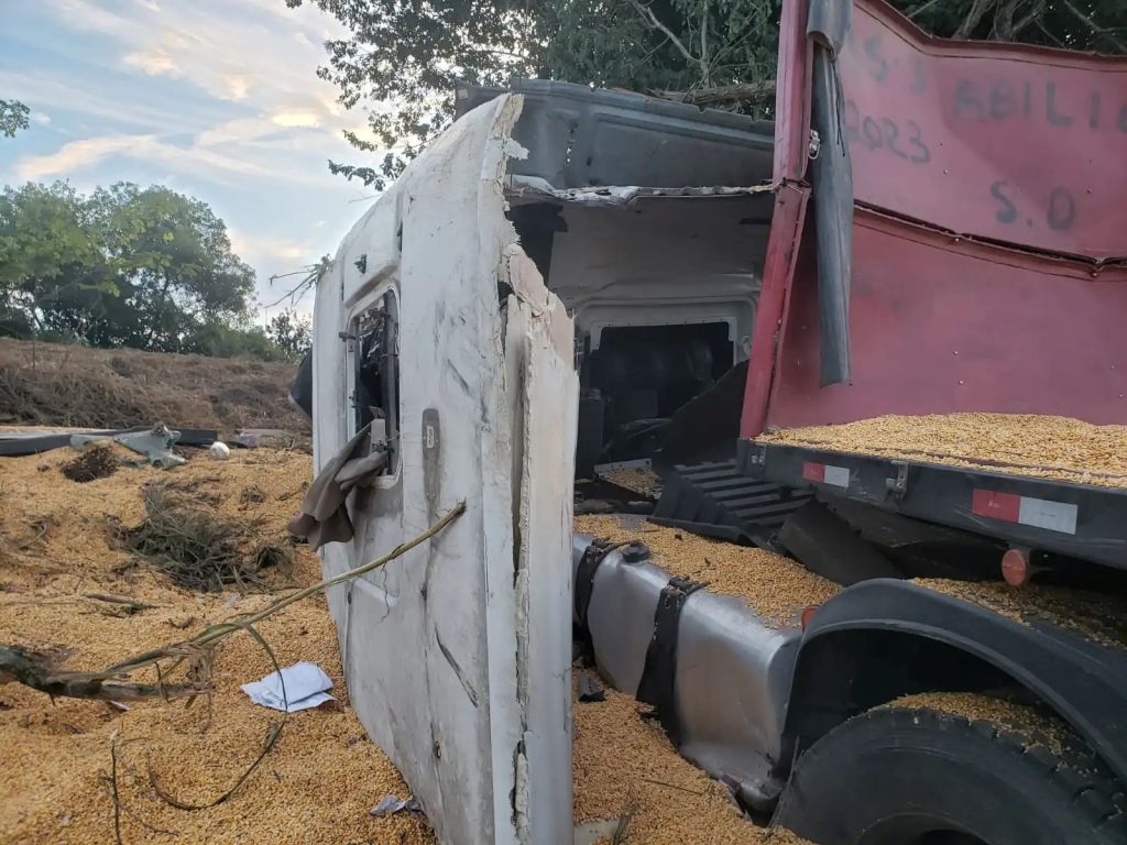 Motorista morre após carreta carregada com milho capotar na MGC-383 2