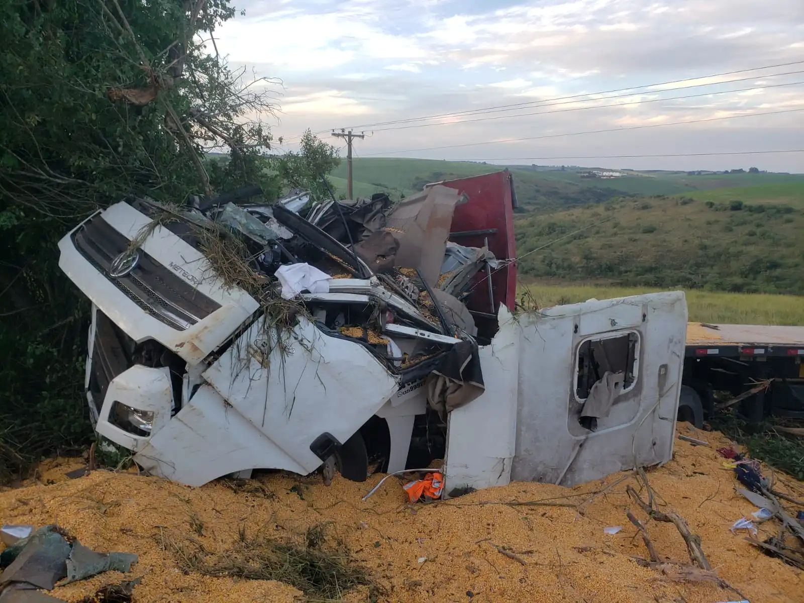 Motorista morre após carreta carregada com milho capotar na MGC-383