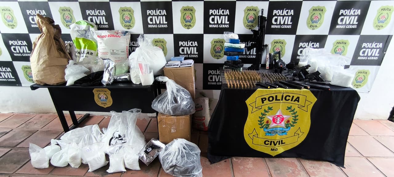 Ação da Polícia Civil de Minas Gerais apreendeu armas, munições, drogas e materiais usados no processamento de entorpecentes durante operação realizada no bairro Borboleta.