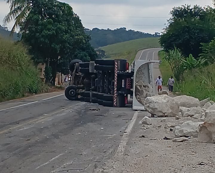 Caminhão tomba na MGC-393 e deixa motorista ferido
