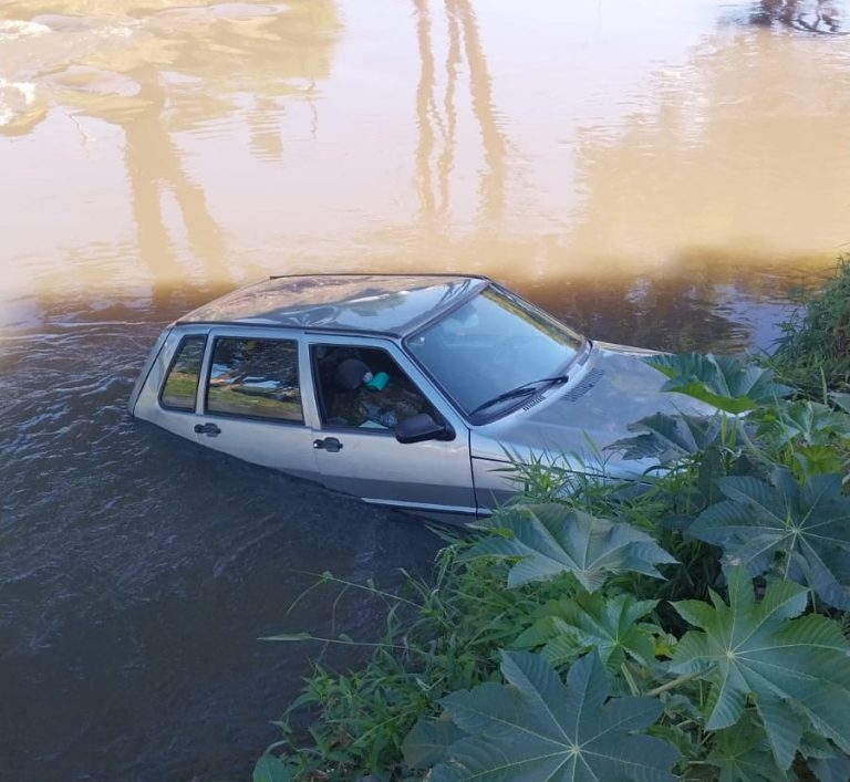 Carro cai no Rio Paraibuna após motorista perder controle na Avenida Brasil
