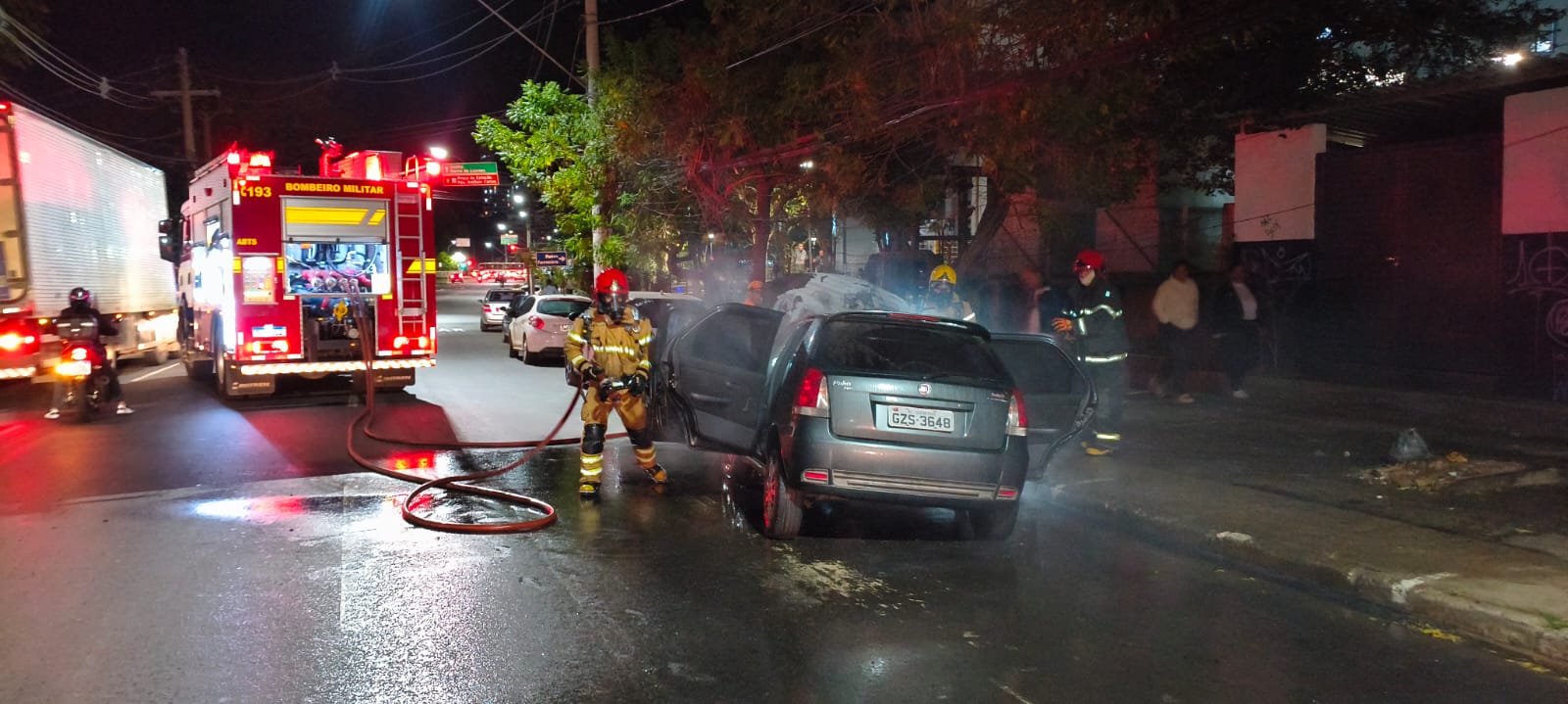 Corpo de Bombeiros controla incêndio em carro no Centro de Juiz de Fora