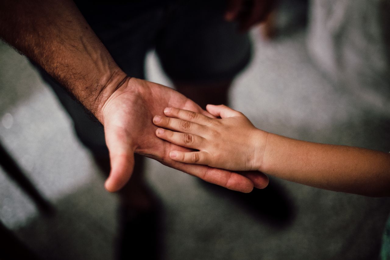 Criança de mãos dadas - Pexels