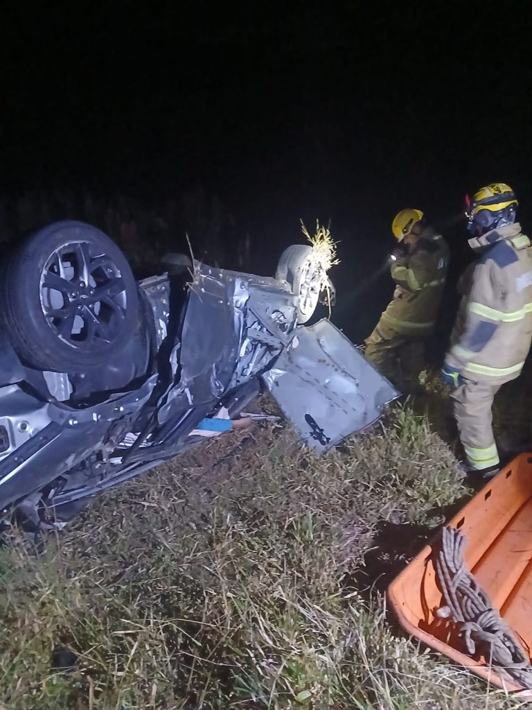 Dois homens morrem após caminhonete cair em ribanceira na MG-494