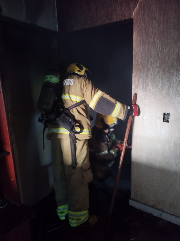 Incêndio atinge quarto de residência no Parque Independência e mobiliza Bombeiros em Juiz de Fora 2