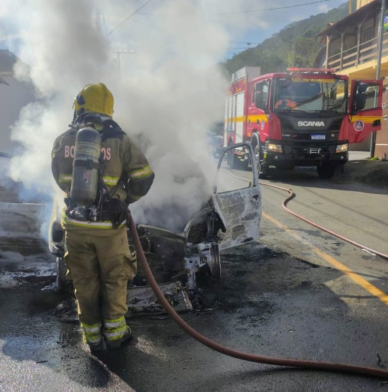 Incêndio destrói carro no Bairro Marilândia e mobiliza Bombeiros em Juiz de Fora