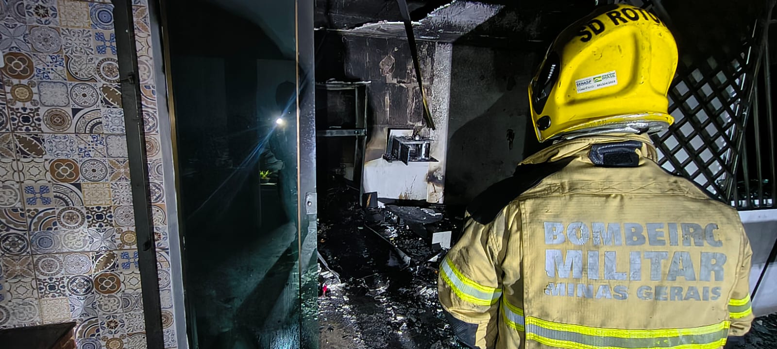 Incêndio em casa no bairro Ipiranga deixa homem de 25 anos em estado grave em Juiz de Fora