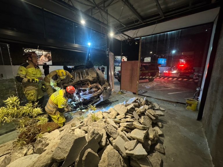 Motorista fica ferido após carro cair em estacionamento de shopping em Juiz de Fora