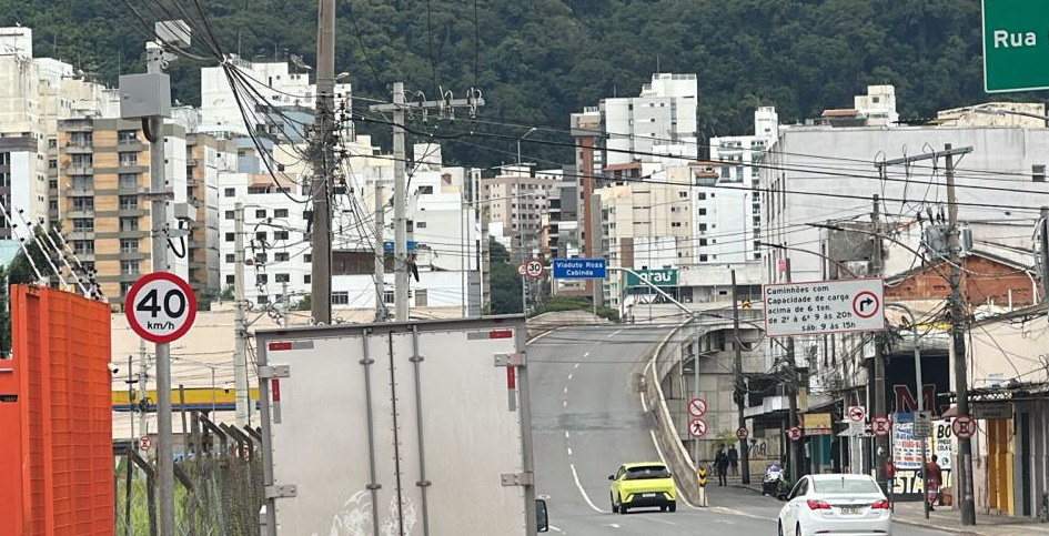 PJF instala novo radar no acesso ao Viaduto Roza Cabinda e amplia fiscalização eletrônica