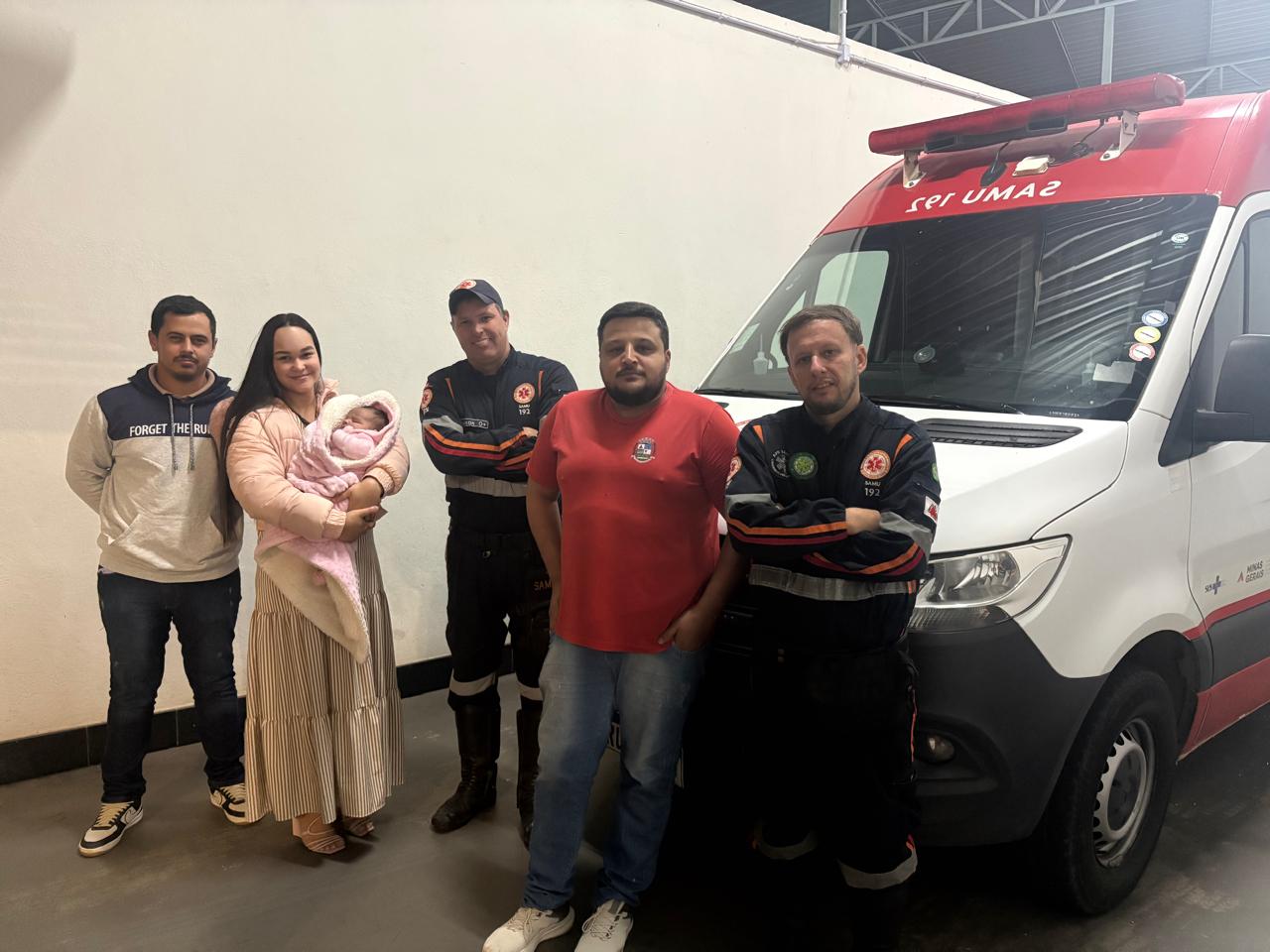 Pais retornam ao SAMU para agradecer equipe que socorreu bebê de 1 mês em Manhumirim