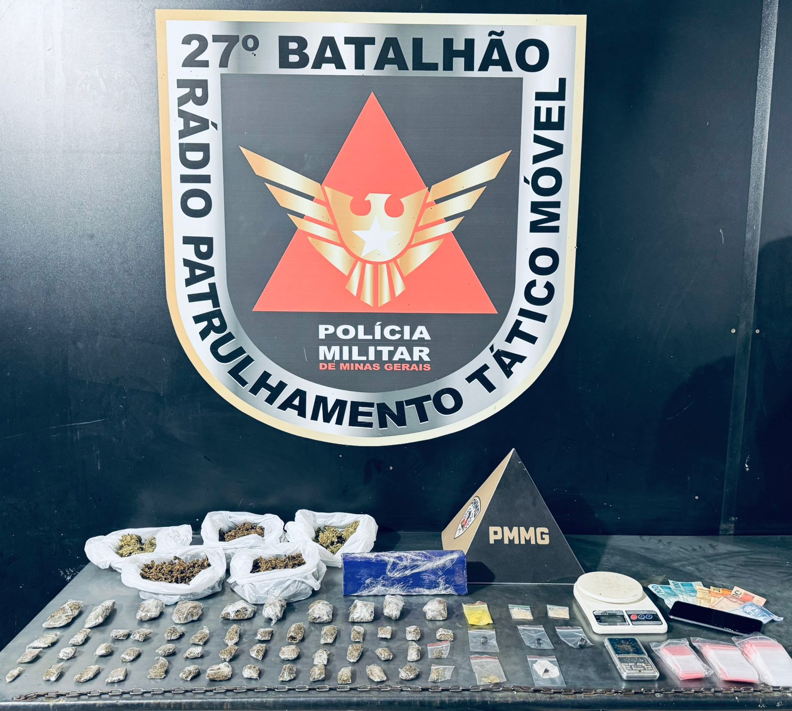 Polícia Militar prende dois homens e apreende grande quantidade de drogas durante operação no bairro Cerâmica