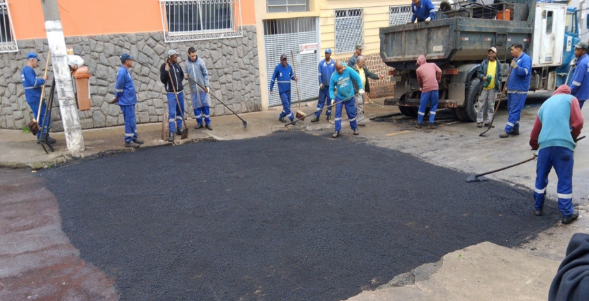 Recapeamento da rua Paula Lima avança no Centro de Juiz de Fora