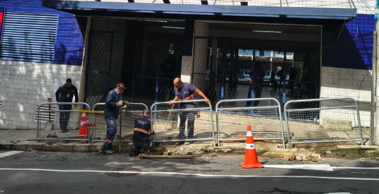 Rua Espírito Santo recebe gradis e melhorias na sinalização próximo ao Colégio João XXIII