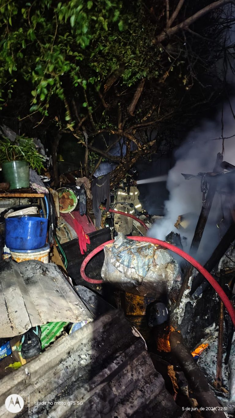 Fogo atinge área de armazenamento de recicláveis e mobiliza bombeiros no Jardim Cachoeira