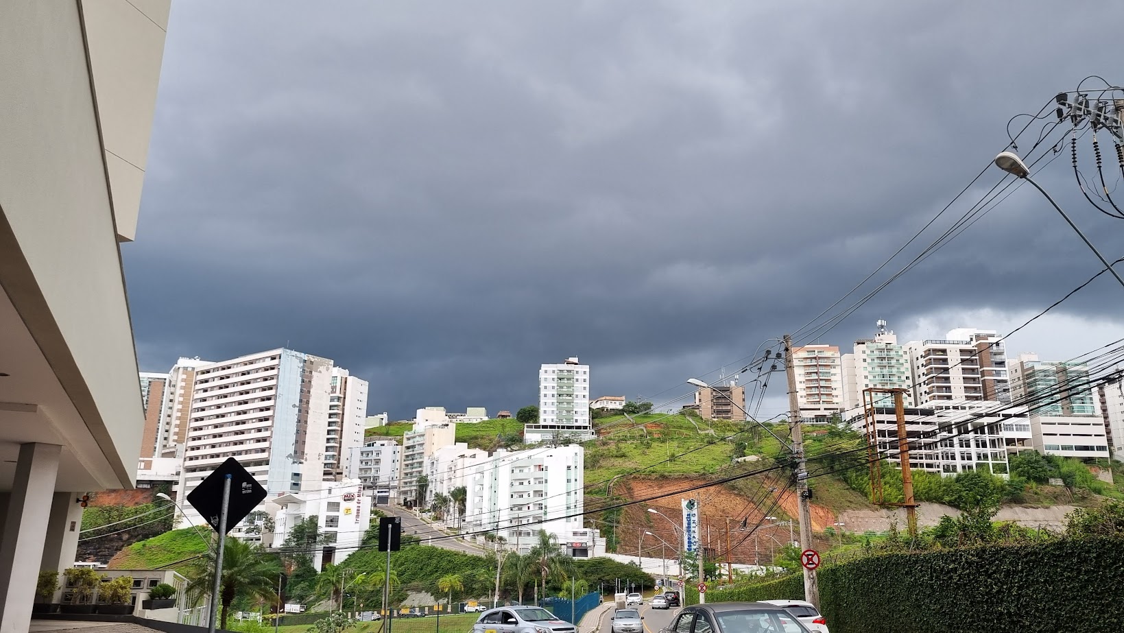 ceu com nuvens escurar e clima de chuva