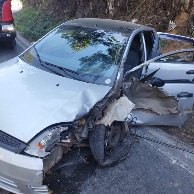 Acidente entre caminhão e carro deixa três pessoas feridas na MG-133