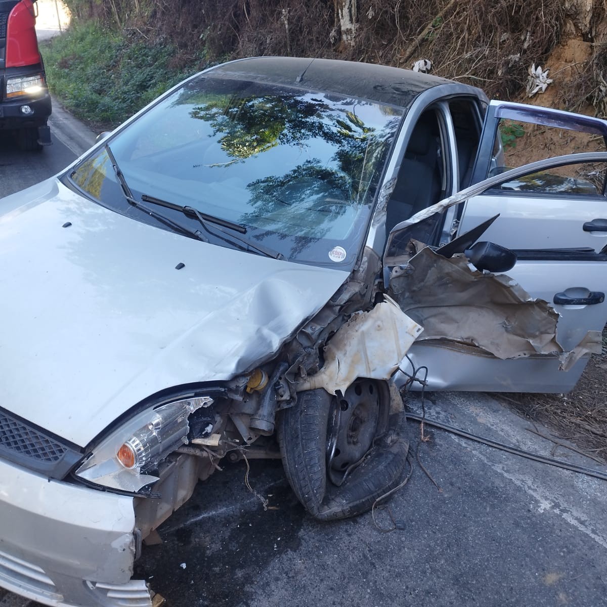 Acidente entre caminhão e carro deixa três pessoas feridas na MG-133