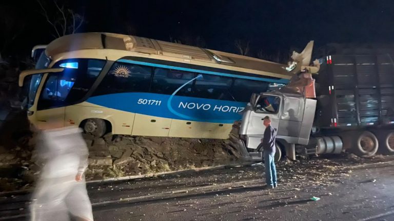 Acidente na BR-135 entre ônibus e carreta deixa dois mortos e 15 feridos em Minas Gerais