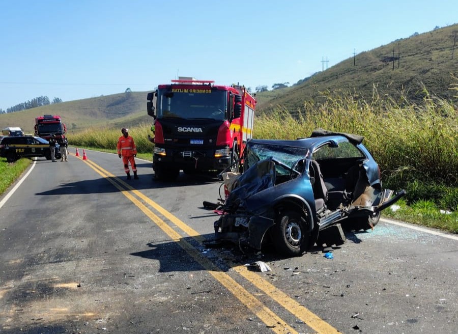 Colisão na BR-267 deixa uma pessoa morta e quatro feridos graves em Juiz de Fora
