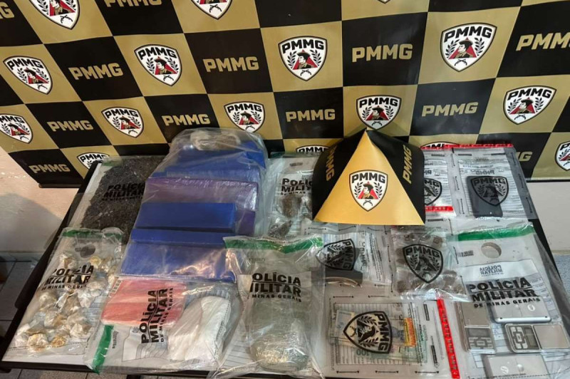 Denúncia anônima termina com grande apreensão de drogas e quatro detidos em Santos Dumont