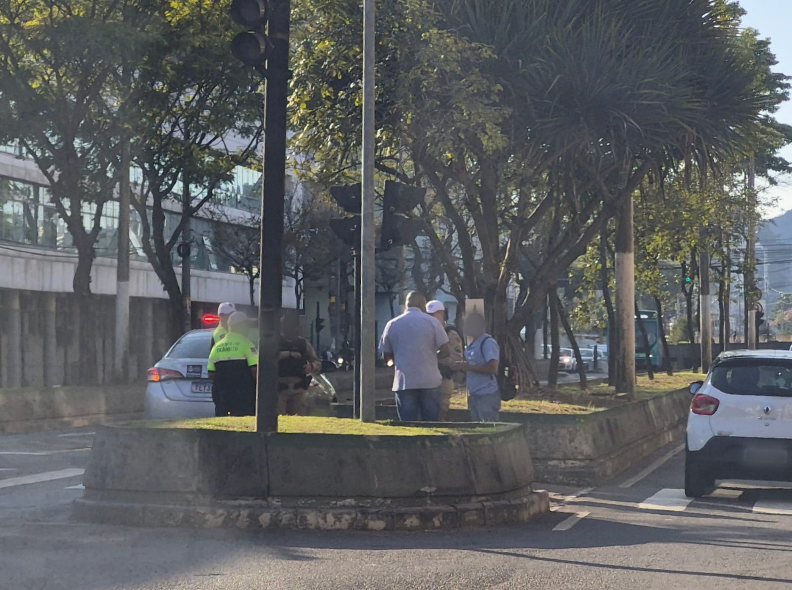 Homem de 30 anos fica ferido após ser atingido por ônibus na Avenida Rio Branco