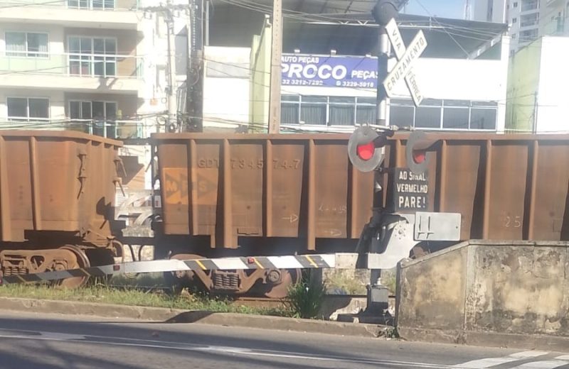 Idoso morre após ser atingido por trem no bairro Mariano Procópio, em Juiz de Fora