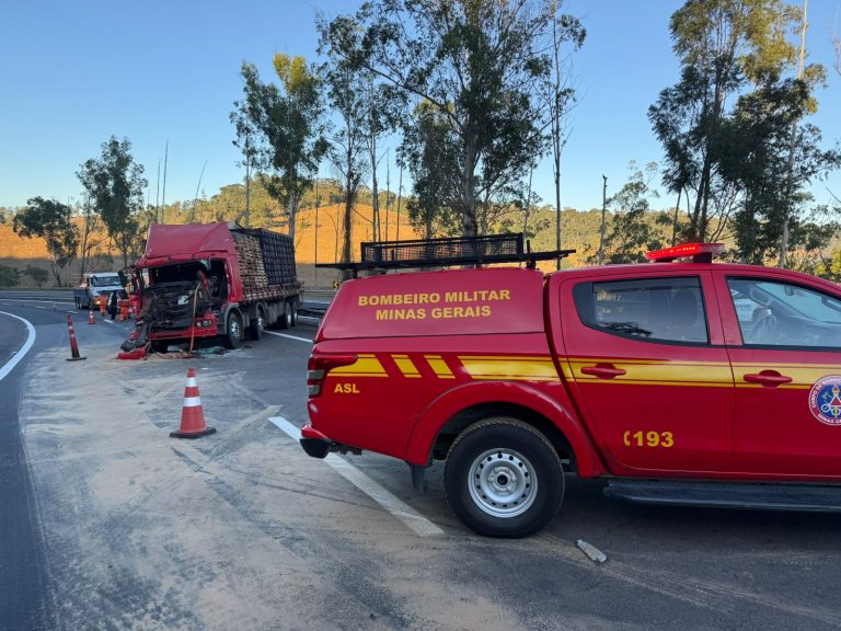 Motorista fica preso às ferragens após acidente entre caminhões na BR-040