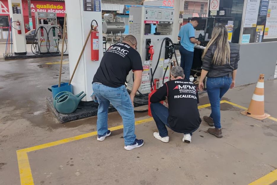 Procon-MPMG encontra irregularidades e autua 12 postos de combustíveis na Zona da Mata