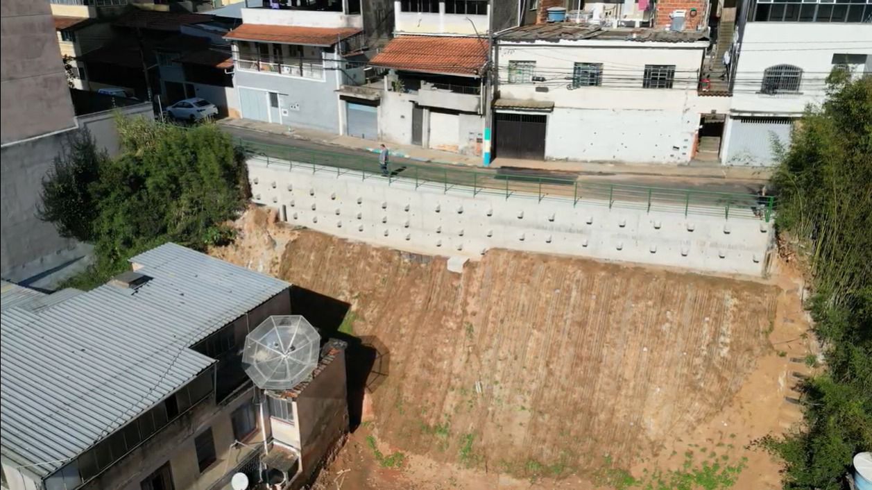 Rua Francisco Altomar é reaberta após obras de contenção e volta a receber trânsito em Juiz de Fora