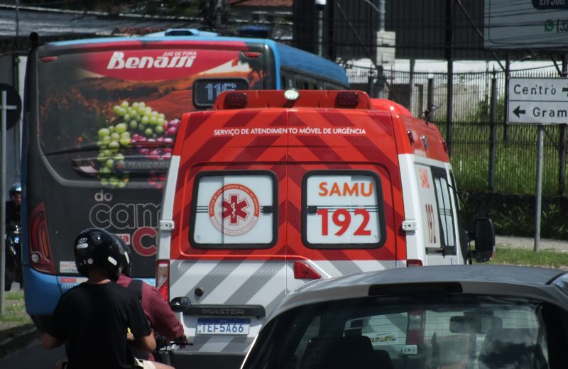 Pedestre de 22 anos é atingido por ônibus na Avenida Rio Branco
