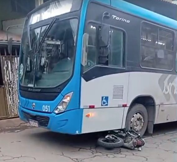Colisão entre moto e ônibus deixa motociclista ferido no bairro Linhares