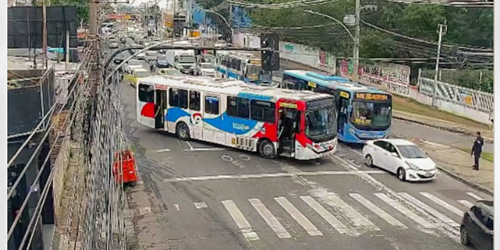 Criminosos usam ônibus em barricadas contra operação policial no Rio — Imagem: Agencia Brasil