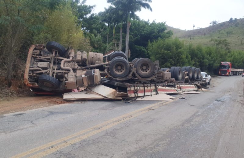 Caminhão com carga de MDF tomba na MGC-265 e motorista fica ferido