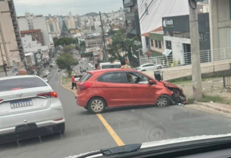 Homem é socorrido após colisão contra poste na Garganta do Dilermano