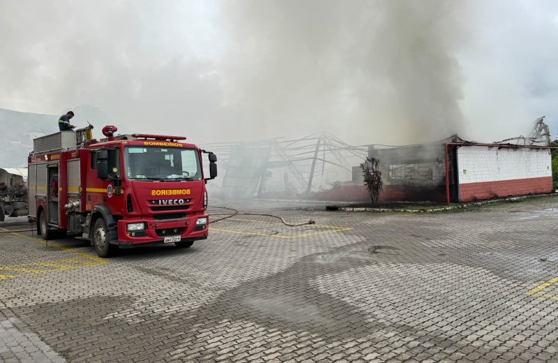 Incêndio atinge galpão de 500 metros quadrados no Distrito Industrial