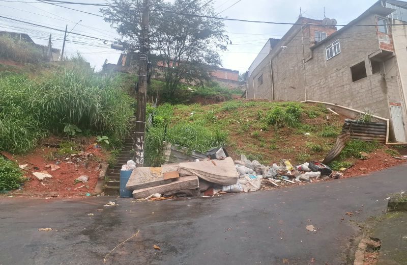 Morador denuncia situação de escadão no Jóquei Clube