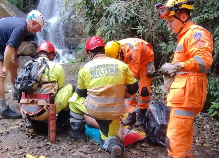 Mulher cai durante rapel e mobiliza bombeiros em Juiz de Fora