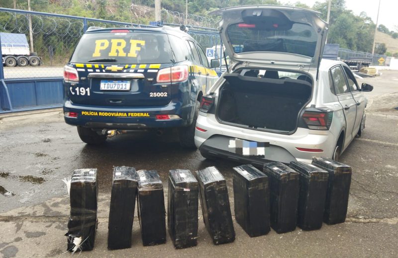 PRF apreende cerca de 230 quilos de maconha após fuga em Juiz de Fora