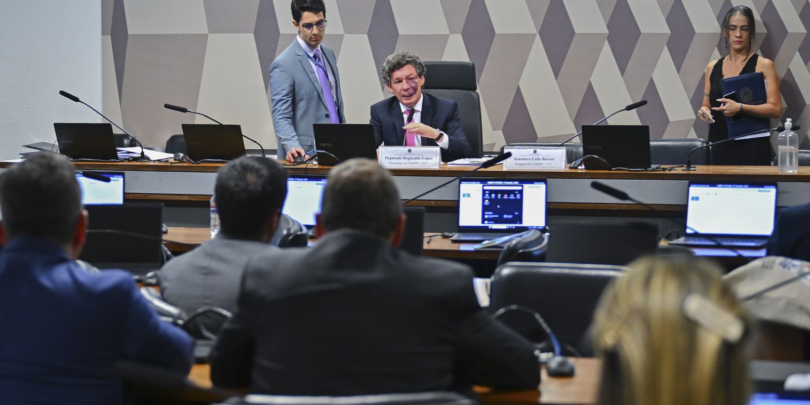 Ajustes no texto adiam votação da MP da "taxa das blusinhas" — Imagem: Agencia Brasil