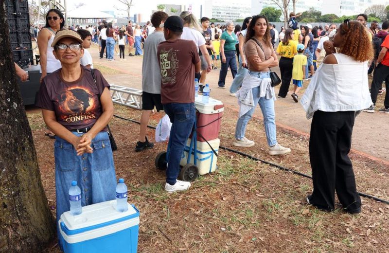 Ambulantes “desfilam” no 7 de Setembro em busca de sustento