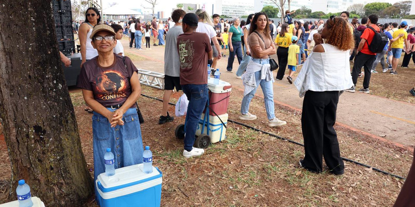 Ambulantes "desfilam" no 7 de Setembro em busca de sustento — Imagem: Agencia Brasil
