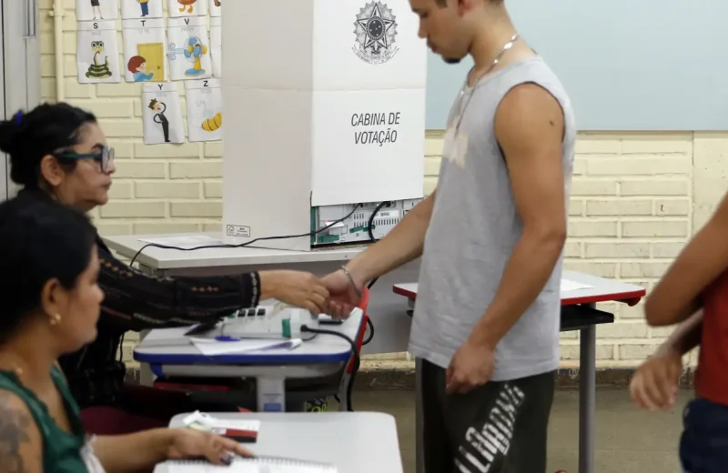 Caminhos da Reportagem: importância do voto para jovens e idosos