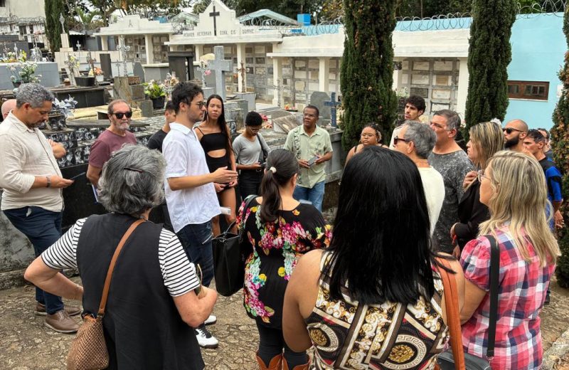 Cemitério da Glória recebe visita do projeto Caminhando pela História com foco na imigração em Juiz de Fora