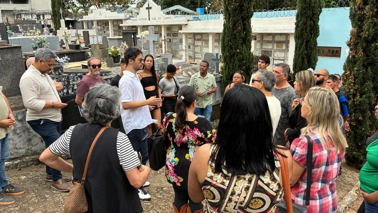 Cemitério da Glória recebe visita do projeto Caminhando pela História com foco na imigração em Juiz de Fora — Imagem: Prefeitura de Juiz de Fora