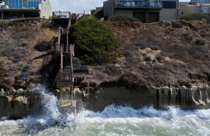 Elevação do nível do mar destrói casas e invade praias na Califórnia